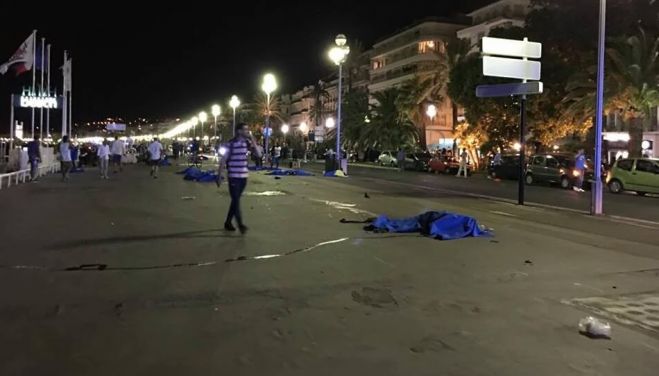 Μακελειό στη Γαλλία: Νταλίκα έπεσε πάνω σε πεζούς στη Νίκαια - Δεκάδες νεκροί (vd)