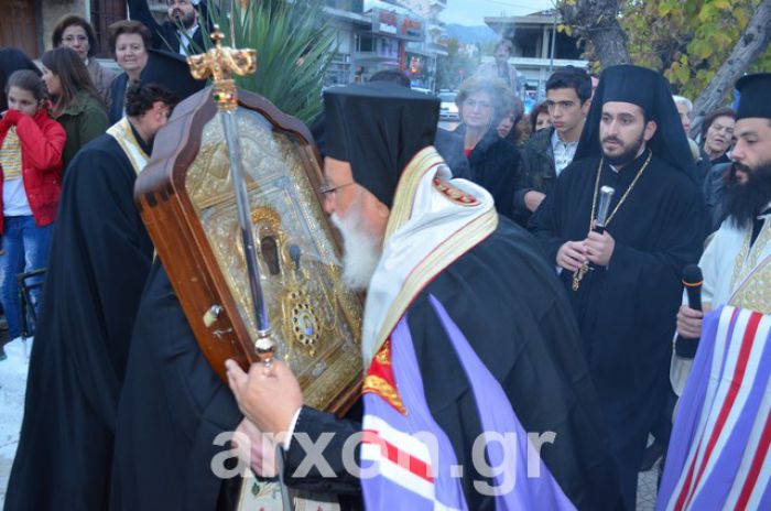 &Eta; &Tau;&rho;ί&pi;&omicron;&lambda;&eta; &upsilon;&pi;&omicron;&delta;έ&chi;&theta;&eta;&kappa;&epsilon; &tau;&eta;&nu; &Pi;&alpha;&nu;&alpha;&gamma;ί&alpha; Έ&lambda;&omega;&nu;&alpha; (&epsilon;&iota;&kappa;ό&nu;&epsilon;&sigmaf; - &beta;ί&nu;&tau;&epsilon;&omicron;)