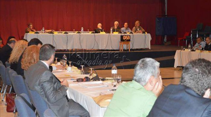 &Alpha;&nu;&tau;&iota;&delta;&rho;ά&sigma;&epsilon;&iota;&sigmaf; &sigma;&tau;&omicron; &pi;&epsilon;&rho;&iota;&phi;&epsilon;&rho;&epsilon;&iota;&alpha;&kappa;ό &sigma;&upsilon;&mu;&beta;&omicron;ύ&lambda;&iota;&omicron;: &laquo;&Gamma;&iota;&alpha;&tau;ί &nu;&alpha; &chi;&rho;&eta;&mu;&alpha;&tau;&omicron;&delta;&omicron;&tau;&eta;&theta;&epsilon;ί &iota;&delta;&iota;&omega;&tau;&iota;&kappa;ό έ&rho;&gamma;&omicron; &sigma;&tau;&eta;&nu; &Tau;&rho;ί&pi;&omicron;&lambda;&eta;;&raquo;