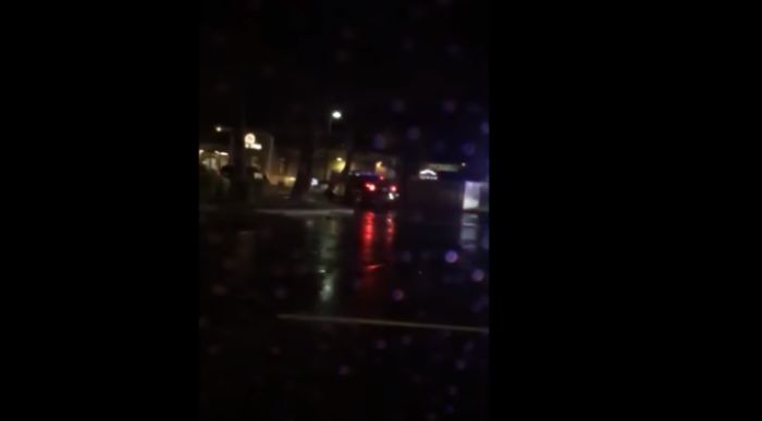 Σοκαριστικό βίντεο | Αστυνομικοί στις ΗΠΑ πυροβολούν κατά νεαρού που κοιμάται στο αυτοκίνητό του (vd)