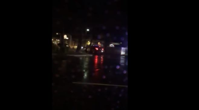 Σοκαριστικό βίντεο | Αστυνομικοί στις ΗΠΑ πυροβολούν κατά νεαρού που κοιμάται στο αυτοκίνητό του (vd)