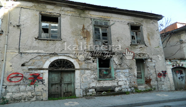 Άκρως επικίνδυνο για πεζούς και οδηγούς το ετοιμόρροπο στην Ελευθερίου Βενιζέλου