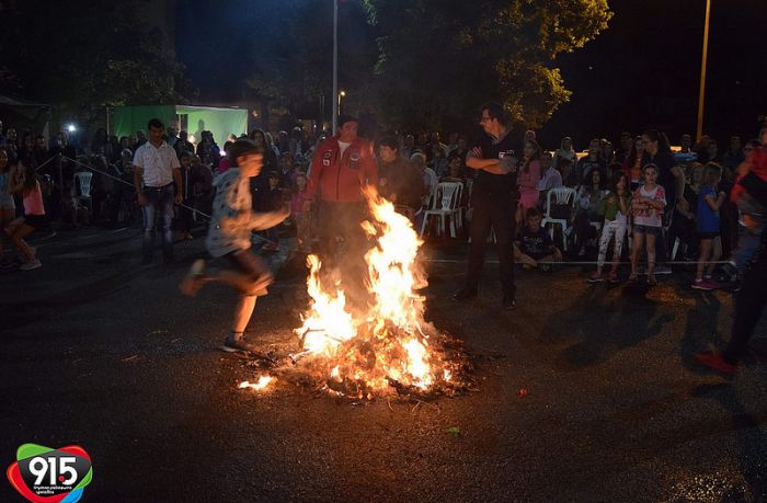 Το εντυπωσιακό έθιμο με τις φωτιές αναβίωσε στη γειτονιά της Μεταμόρφωσης! (vd)