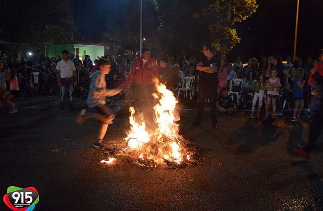 Το εντυπωσιακό έθιμο με τις φωτιές αναβίωσε στη γειτονιά της Μεταμόρφωσης! (vd)