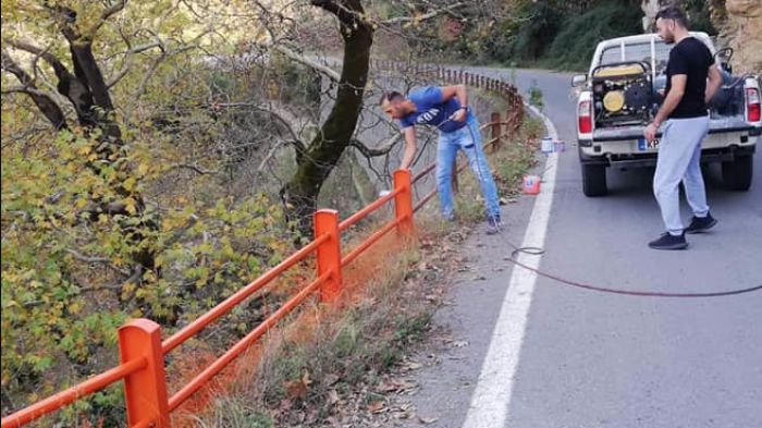 Νέοι από τη Γορτυνία έβαψαν εθελοντικά τα κιγκλιδώματα κοντά σε Λάδωνα και Βάχλια (εικόνες)