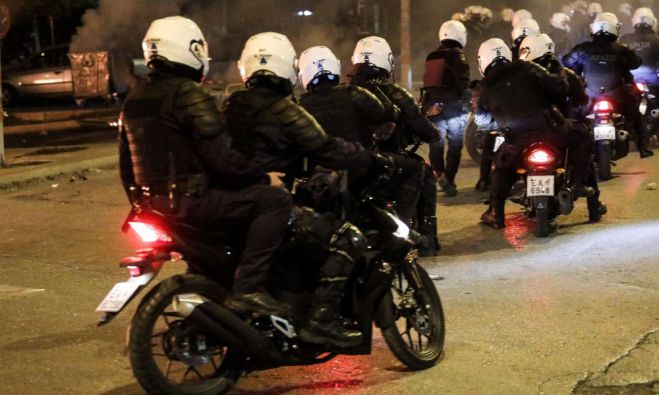 Ανατριχιαστικό video | Αστυνομικός προτρέπει: «Πάμε να τους γαμήσουμε, πάμε να τους σκοτώσουμε»