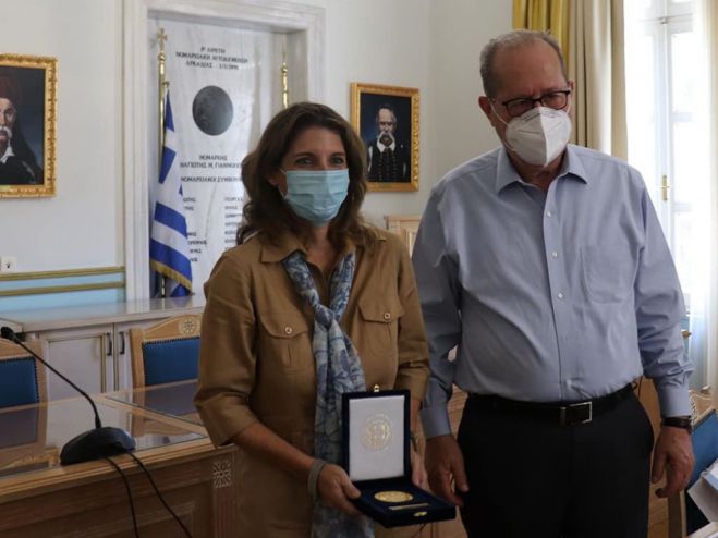 &Sigma;&tau;&eta;&nu; &Tau;&rho;ί&pi;&omicron;&lambda;&eta; &eta; &Delta;&iota;&omicron;&iota;&kappa;ή&tau;&rho;&iota;&alpha; &tau;&omicron;&upsilon; &Omicron;&Pi;&Epsilon;&Kappa;&Alpha; &Xi;. &Pi;&alpha;&pi;&alpha;&sigma;&tau;&alpha;ύ&rho;&omicron;&upsilon;