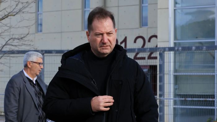 Ά&nu;&omega; - &kappa;ά&tau;&omega; &eta; &Alpha;&Epsilon;&Lambda; &mu;&epsilon;&tau;ά &tau;&eta;&nu; ή&tau;&tau;&alpha; &sigma;&tau;&eta;&nu; &Tau;&rho;ί&pi;&omicron;&lambda;&eta;!