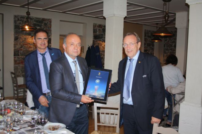 &Omicron; &Alpha;&sigma;&tau;έ&rho;&alpha;&sigmaf; &Tau;&rho;ί&pi;&omicron;&lambda;&eta;&sigmaf; &tau;&iota;&mu;ή&theta;&eta;&kappa;&epsilon; &alpha;&pi;ό &tau;&eta;&nu; Uefa!