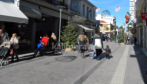 Με τα μαγαζιά ανοιχτά την Κυριακή και σε εορταστικό κλίμα … αυξημένη η κίνηση στην αγορά της Τρίπολης (vd)
