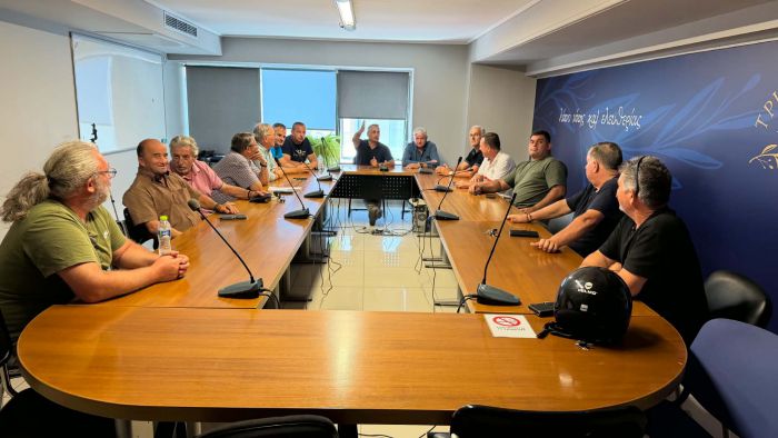 &Sigma;&upsilon;&nu;ά&nu;&tau;&eta;&sigma;&eta; &Tau;&zeta;&iota;&omicron;ύ&mu;&eta; &mu;&epsilon; &tau;&eta;&nu; Έ&nu;&omega;&sigma;&eta; &Pi;&rho;&omicron;έ&delta;&rho;&omega;&nu;: &laquo;&Mu;έ&sigma;&alpha; &alpha;&pi;ό &delta;&iota;ά&lambda;&omicron;&gamma;&omicron; &kappa;&alpha;&iota; &sigma;&upsilon;&nu;&epsilon;&rho;&gamma;&alpha;&sigma;ί&alpha;, &eta; &kappa;&alpha;&lambda;ύ&tau;&epsilon;&rho;&eta; &alpha;&xi;&iota;&omicron;&pi;&omicron;ί&eta;&sigma;&eta; &kappa;ά&theta;&epsilon; &epsilon;&upsilon;&rho;ώ &gamma;&iota;&alpha; &tau;&omicron; &tau;ό&pi;&omicron; &mu;&alpha;&sigmaf;&raquo; (vd)