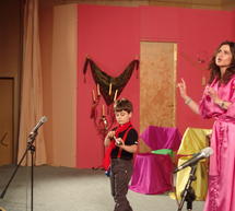 &Mu;ί&alpha; &theta;&epsilon;&alpha;&tau;&rho;&iota;&kappa;ή &pi;&alpha;&rho;ά&sigma;&tau;&alpha;&sigma;&eta; &gamma;&iota;&alpha; &mu;&iota;&kappa;&rho;&omicron;ύ&sigmaf; &kappa;&alpha;&iota; &mu;&epsilon;&gamma;ά&lambda;&omicron;&upsilon;&sigmaf; &sigma;&tau;&eta;&nu; &Tau;&rho;ί&pi;&omicron;&lambda;&eta;! (vd, &epsilon;&iota;&kappa;ό&nu;&epsilon;&sigmaf;)