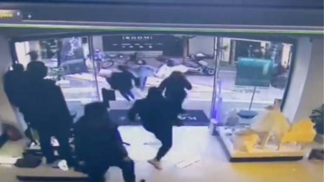 Η ώρα του σεισμού στα Τρίκαλα - Πανικόβλητος τρέχει ο κόσμος (vd)