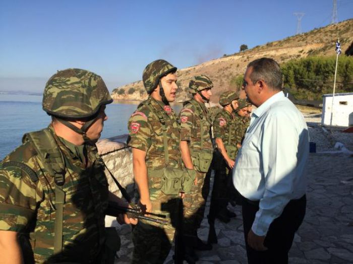 &Kappa;&alpha;&mu;&mu;έ&nu;&omicron;&sigmaf;: "&Delta;&epsilon;&nu; &theta;&alpha; &kappa;&lambda;&epsilon;ί&sigma;&omicron;&upsilon;&mu;&epsilon; &sigma;&tau;&rho;&alpha;&tau;ό&pi;&epsilon;&delta;&alpha;. &Tau;&alpha; &iota;&sigma;&tau;&omicron;&rho;&iota;&kappa;ά &theta;&alpha; &mu;&epsilon;ί&nu;&omicron;&upsilon;&nu; &mu;&epsilon; &mu;ί&alpha; &mu;ί&nu;&iota;&mu;&omicron;&upsilon;&mu; &phi;&rho;&omicron;&upsilon;&rho;ά" (vd)