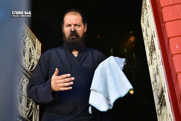 &Nu;&alpha;ύ&pi;&lambda;&iota;&omicron;: &Iota;&epsilon;&rho;έ&alpha;&sigmaf; ά&phi;&eta;&sigma;&epsilon; &tau;&eta;&nu; &Theta;&epsilon;ί&alpha; &Lambda;&epsilon;&iota;&tau;&omicron;&upsilon;&rho;&gamma;ί&alpha; &gamma;&iota;&alpha; &nu;&alpha; &sigma;&beta;ή&sigma;&epsilon;&iota; &pi;&upsilon;&rho;&kappa;&alpha;&gamma;&iota;ά (vd)