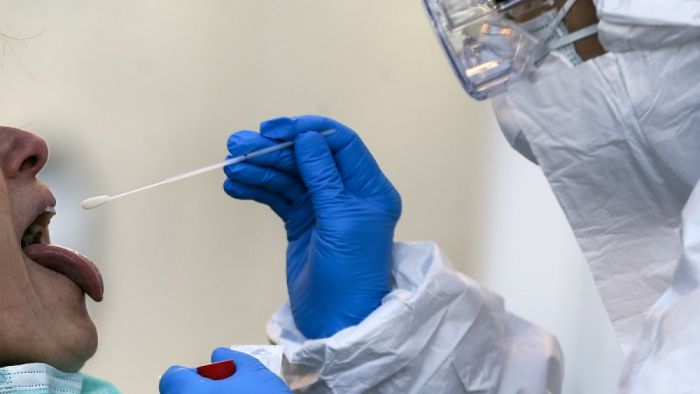 &Kappa;&omicron;&rho;&omega;&nu;&omicron;ϊό&sigmaf; | &Alpha;&kappa;ό&mu;&alpha; 3 &nu;&epsilon;&kappa;&rho;&omicron;ί - &Sigma;&upsilon;&nu;&omicron;&lambda;&iota;&kappa;ά 76 &sigma;&tau;&eta;&nu; &Epsilon;&lambda;&lambda;ά&delta;&alpha;