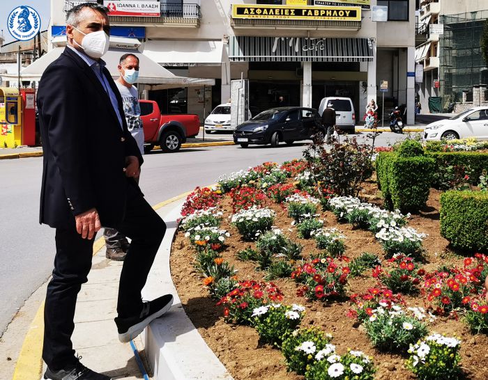 "Άνθισε" η πλατεία Κολοκοτρώνη | Τζιούμης: «Δημιουργούμε εστίες πρασίνου στην πόλη και στα χωριά μας» (vd)
