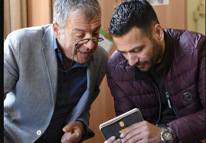 "&Alpha;&sigmaf; &delta;&omicron;ύ&mu;&epsilon; &kappa;&alpha;&iota; &tau;&eta; &zeta;&omega;ή &alpha;&lambda;&lambda;&iota;ώ&sigmaf;. &Nu;&alpha; &pi;έ&phi;&tau;&epsilon;&iota;&sigmaf; &kappa;&alpha;&iota; &nu;&alpha; &sigma;&eta;&kappa;ώ&nu;&epsilon;&sigma;&alpha;&iota;" ...