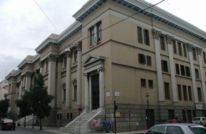 Πάτρα: Μπήκε στο Πρωτοδικείο κρατώντας την καραμπίνα του!