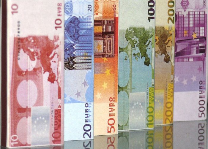 Οικονομικές συναλλαγές από 200 € και πάνω μόνο με μετρητά;