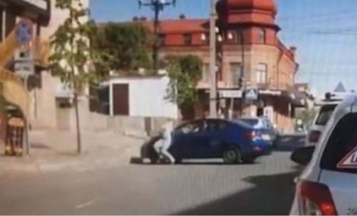 &Epsilon;&xi;&alpha;&gamma;&rho;&iota;&omega;&mu;έ&nu;&omicron;&sigmaf; &sigma;ύ&zeta;&upsilon;&gamma;&omicron;&sigmaf; &chi;&tau;&upsilon;&pi;ά &tau;&eta; &gamma;&upsilon;&nu;&alpha;ί&kappa;&alpha; &tau;&omicron;&upsilon; &mu;&epsilon; &tau;&omicron; &alpha;&mu;ά&xi;&iota;, &epsilon;&pi;&epsilon;&iota;&delta;ή &tau;&omicron;&upsilon; &zeta;ή&tau;&eta;&sigma;&epsilon; &delta;&iota;&alpha;&zeta;ύ&gamma;&iota;&omicron; (vd)