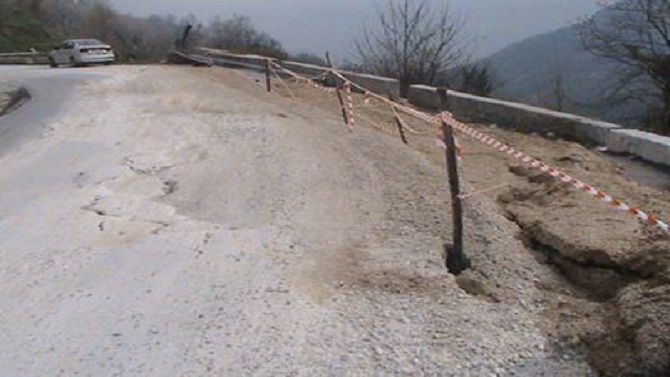 Καθίζηση στην παλιά εθνική Τρίπολης- Καλαμάτας