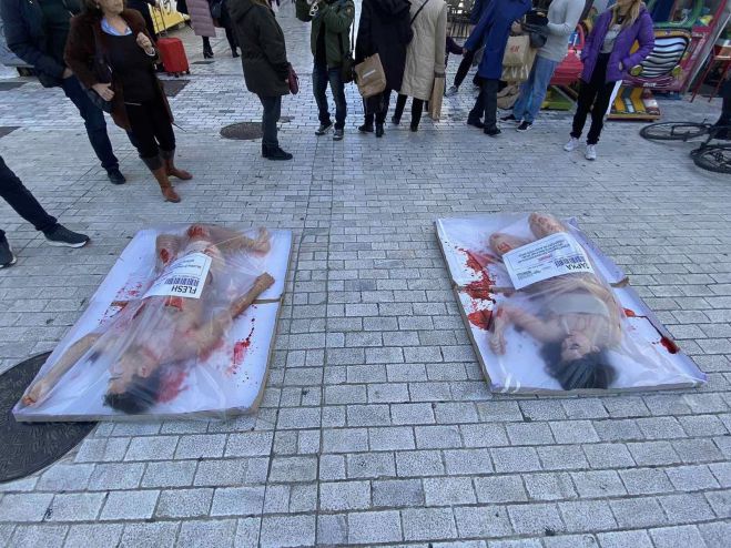 Ακτιβιστές εμφανίστηκαν σαν "σφαγμένα ζώα" για την Τσικνοπέμπτη - Σκληρές εικόνες!