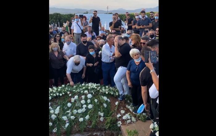 Με τραγούδια, κλαρίνα και δάκρυα στα μάτια το "αντίο" στη Φιλιώ Πυργάκη (vd)