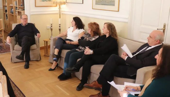 &Nu;ί&kappa;&alpha;&sigmaf;: "&Upsilon;&pi;&epsilon;&rho;&omega;&rho;ί&epsilon;&sigmaf; &theta;&alpha; &pi;&alpha;ί&rho;&nu;&omicron;&upsilon;&nu;, ό&sigma;&omicron;&iota; &tau;&iota;&sigmaf; &kappa;ά&nu;&omicron;&upsilon;&nu;"