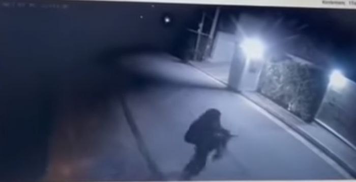 Η στιγμή που άγνωστος πυροβολεί το σπίτι του Μένιου Φουρθιώτη (vd)