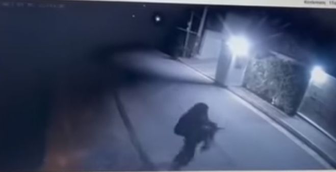Η στιγμή που άγνωστος πυροβολεί το σπίτι του Μένιου Φουρθιώτη (vd)