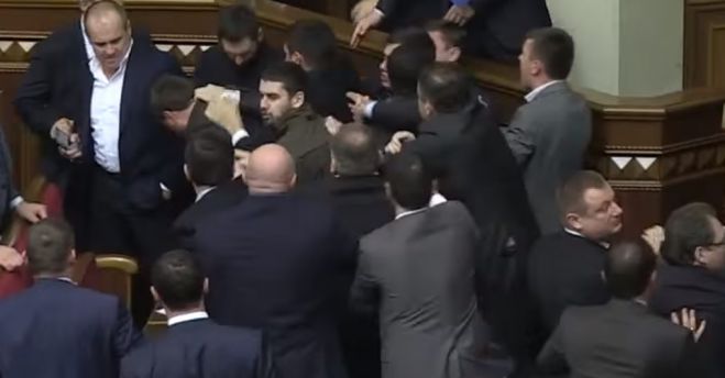 Πολύ ξύλο στην Ουκρανική Βουλή - Δείτε βίντεο!