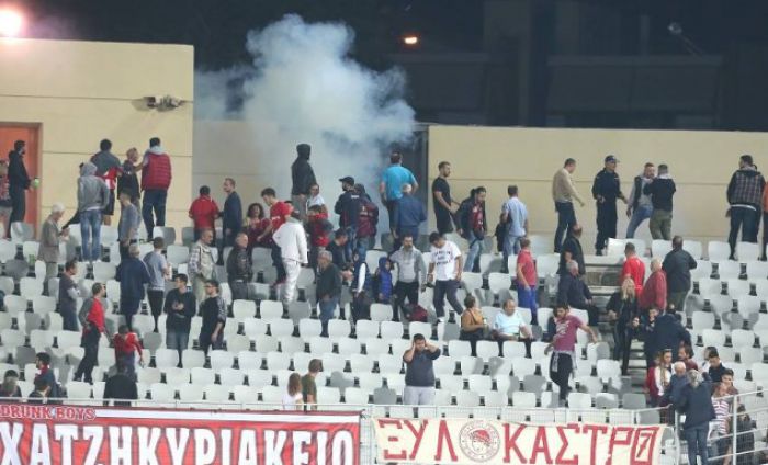 &quot;Παναχαΐκή - Ολυμπιακός&quot; | Προσωρινή διακοπή λόγω δακρυγόνων στην Πάτρα! (vd)