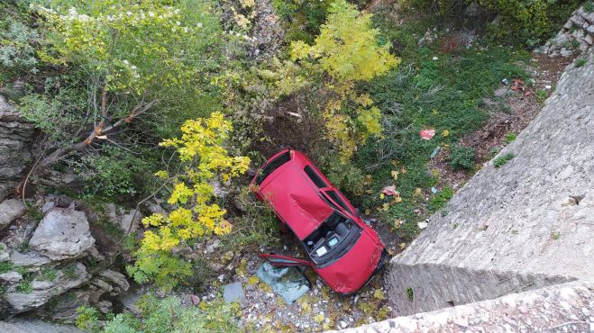 Γορτυνία | Αυτοκίνητο έπεσε κάτω από γεφύρι - Σώος ο οδηγός