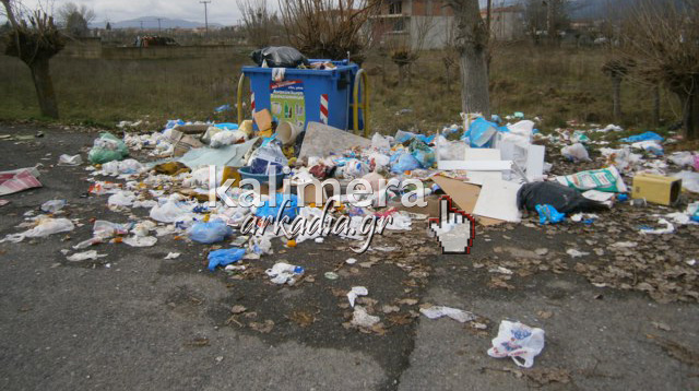 Στόλισαν με … σκουπίδια φέτος το χωριό «Άγιος Κωνσταντίνος»! (εικόνες) (2)