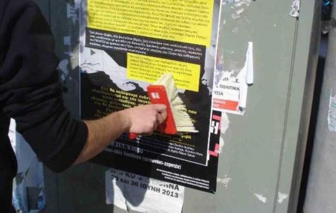 Όπου .. γουστάρει κολλάει ο καθένας αφίσες στην Τρίπολη – Το ξέρετε ότι είναι παράνομο; (vd)
