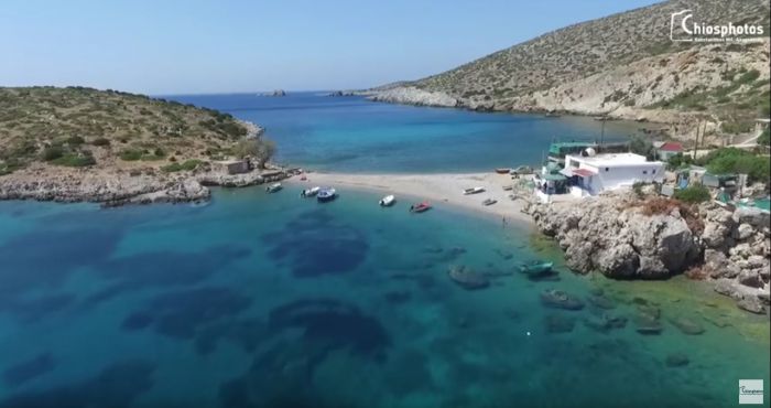 Η παραλία Τραχύλια στα Μεστά της Χίου με τα γαλαζοπράσινα νερά! (εναέριο βίντεο)