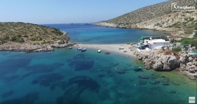 Η παραλία Τραχύλια στα Μεστά της Χίου με τα γαλαζοπράσινα νερά! (εναέριο βίντεο)