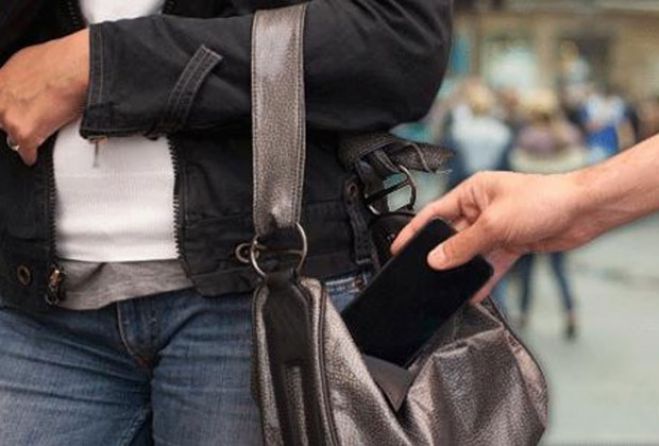 Συλλήψεις στην Καλαμάτα - Έκλεβαν πορτοφόλια από ανυποψίαστους στη λαϊκή αγορά!