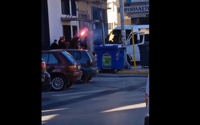 &Mu;&epsilon; &kappa;&alpha;&pi;&nu;&omicron;&gamma;ό&nu;&alpha; &omicron;&iota; &phi;ί&lambda;&omicron;&iota; &tau;&eta;&sigmaf; &Lambda;&alpha;&mu;ί&alpha;&sigmaf; έ&xi;&omega; &alpha;&pi;ό &tau;&omicron; &xi;&epsilon;&nu;&omicron;&delta;&omicron;&chi;&epsilon;ί&omicron; &tau;&eta;&sigmaf; &omicron;&mu;ά&delta;&alpha;&sigmaf; &sigma;&tau;&eta;&nu; &Tau;&rho;ί&pi;&omicron;&lambda;&eta;! (vd)