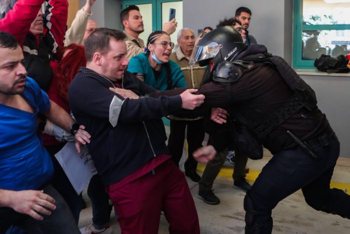 &Nu;&omicron;&sigma;&omicron;&kappa;&omicron;&mu;&epsilon;ί&omicron; &Nu;ί&kappa;&alpha;&iota;&alpha;&sigmaf;: &Pi;&iota;ά&sigma;&tau;&eta;&kappa;&alpha;&nu; &sigma;&tau;&alpha; &chi;έ&rho;&iota;&alpha; &nu;&omicron;&sigma;&eta;&lambda;&epsilon;&upsilon;&tau;έ&sigmaf; &kappa;&alpha;&iota; &alpha;&sigma;&tau;&upsilon;&nu;&omicron;&mu;&iota;&kappa;&omicron;ί, &sigma;&upsilon;&nu;&epsilon;&lambda;ή&phi;&theta;&eta; &gamma;&iota;&alpha;&tau;&rho;ό&sigmaf; &ndash; &laquo;&Kappa;&iota;&nu;&delta;ύ&nu;&epsilon;&upsilon;&sigma;&alpha;&raquo; &lambda;έ&epsilon;&iota; &omicron; &Gamma;&epsilon;&omega;&rho;&gamma;&iota;ά&delta;&eta;&sigmaf;