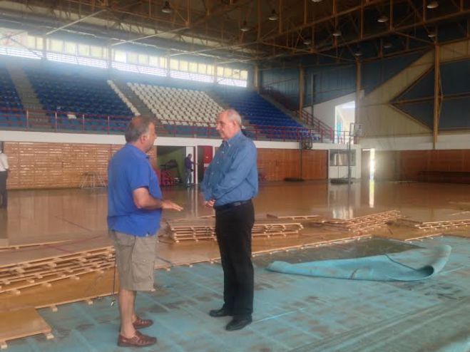 Στην πληγωμένη Μεγαλόπολη ο Τέρενς Κουίκ – Πάνω από 200 σπίτια έπαθαν ζημιές (εικόνες)