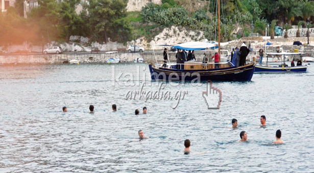 Παράλιο Άστρος- Βούτηξαν στα παγωμένα νερά για να πιάσουν τον Σταυρό (εικόνες και βίντεο)!