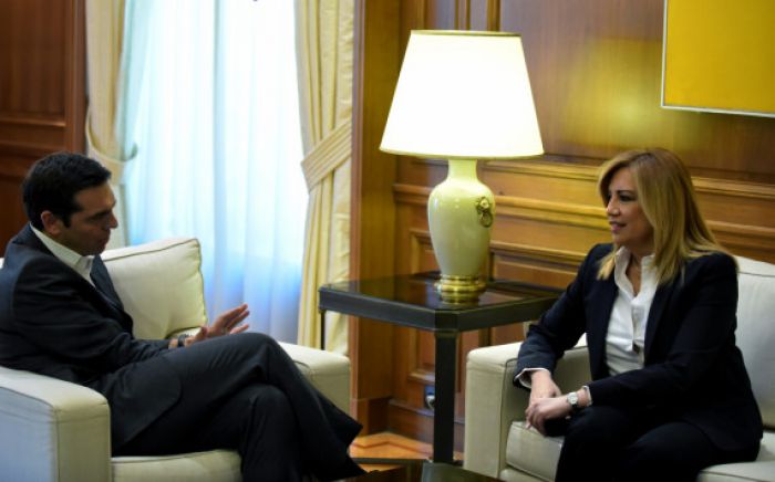 Τσίπρας: &quot;Εσείς μας βάλατε στα μνημόνια&quot; - Γεννηματά: &quot;Μας έβαλες τη θηλιά στον λαιμό&quot; (vd)