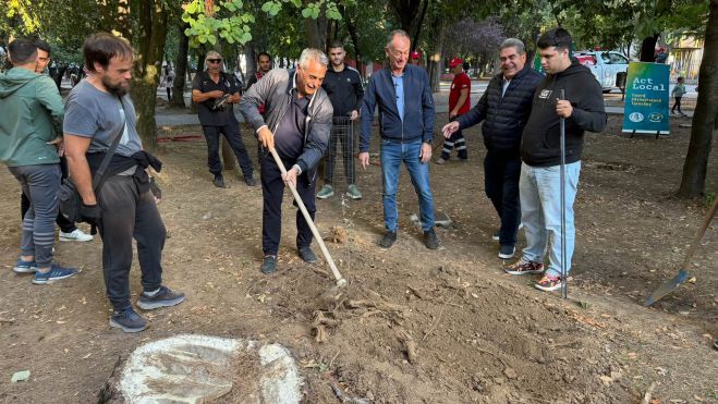 Ο Κώστας Τζιούμης έβαλε το δικό του δέντρο στο Act Local – Από τη θεωρία στην πράξη ο εθελοντισμός στην Τρίπολη! (vd)