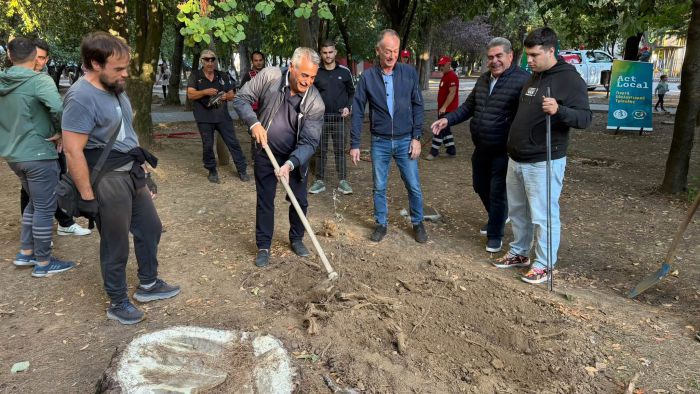 &Omicron; &Kappa;ώ&sigma;&tau;&alpha;&sigmaf; &Tau;&zeta;&iota;&omicron;ύ&mu;&eta;&sigmaf; έ&beta;&alpha;&lambda;&epsilon; &tau;&omicron; &delta;&iota;&kappa;ό &tau;&omicron;&upsilon; &delta;έ&nu;&tau;&rho;&omicron; &sigma;&tau;&omicron; Act Local &ndash; &Alpha;&pi;ό &tau;&eta; &theta;&epsilon;&omega;&rho;ί&alpha; &sigma;&tau;&eta;&nu; &pi;&rho;ά&xi;&eta; &omicron; &epsilon;&theta;&epsilon;&lambda;&omicron;&nu;&tau;&iota;&sigma;&mu;ό&sigmaf; &sigma;&tau;&eta;&nu; &Tau;&rho;ί&pi;&omicron;&lambda;&eta;! (vd)