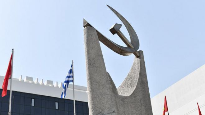 &Kappa;&Kappa;&Epsilon;: "&Nu;&tau;&rho;ά&pi;&eta;&kappa;&epsilon; &kappa;&alpha;&iota; &eta; &nu;&tau;&rho;&omicron;&pi;ή &sigma;ή&mu;&epsilon;&rho;&alpha; &sigma;&tau;&eta; &Beta;&omicron;&upsilon;&lambda;ή &mu;&epsilon; &tau;&alpha; &kappa;ό&mu;&mu;&alpha;&tau;&alpha; &tau;&omicron;&upsilon; &Nu;&Alpha;&Tau;&Omicron;&iota;&kappa;&omicron;ύ &tau;ό&xi;&omicron;&upsilon; &nu;&alpha; &chi;&epsilon;&iota;&rho;&omicron;&kappa;&rho;&omicron;&tau;ά&nu;&epsilon; &tau;&omicron;&upsilon;&sigmaf; &nu;&alpha;&zeta;ί &tau;&omicron;&upsilon; &tau;ά&gamma;&mu;&alpha;&tau;&omicron;&sigmaf; &Alpha;&zeta;ό&phi;"
