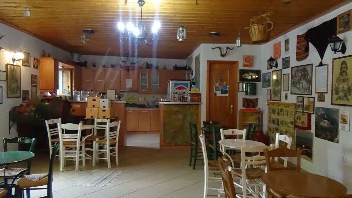 Λάστα: Το ορεινό χωριό της Αρκαδίας με το καφενείο που σερβίρεσαι ... μόνος σου! (vd)