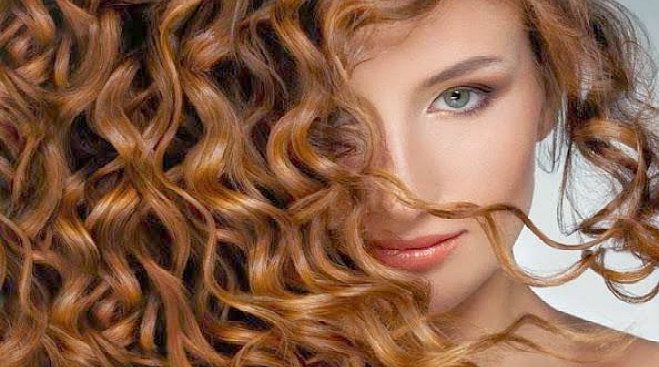 Τέλειες μπούκλες σε λίγα λεπτά: Δείτε πώς θα τις αποκτήσετε! (vd)