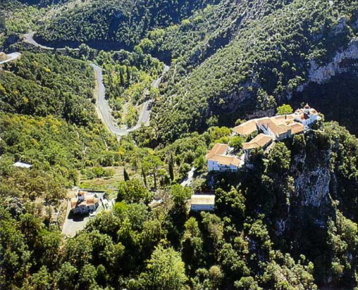 Αθλητικό Κέντρο στη Βυτίνα | Η Μονή Κερνίτσας δώρισε 17 στρέμματα στην Περιφέρεια!